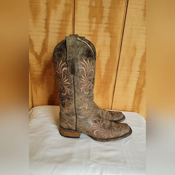 Corral Brown Heeled Boots with Classic Western Design - Picture 3 of 7